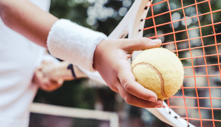 Tip voor toptennisers: neem meer risiCo met serveren